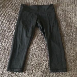 black lululemon cropped leggings
